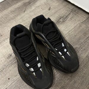 Adidas Yeezy 700 V3 Dark Glow Black Size 4.5